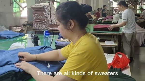 Engelse kabelgebreide vesttrui in de fabriek, productie-pullover de mujer bedrijf