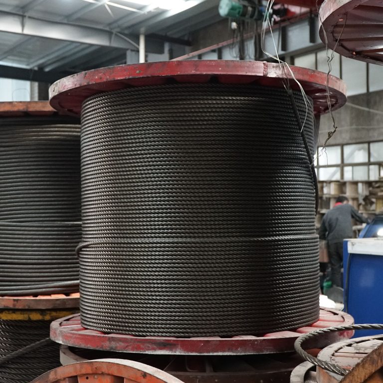 Stahldrahtbindemaschine, ein Ende des Stahldrahtes ist an der Decke befestigt